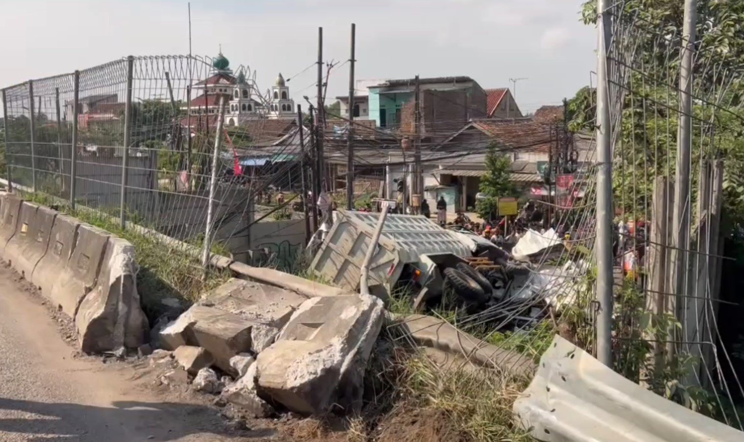 Kecelakaan maut yang melibatkan dump truk pada Sabtu, 4 Oktober 2025, di wilayah Kelurahan Terondol, Kota Serang (Bantentv.com/ Imron)