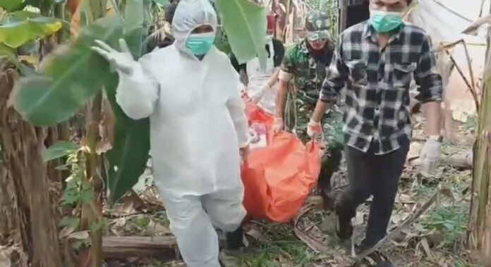 Proses evakuasi jasad di sebuah gubuk dekat area persawahan Desa Nambo Ilir, Kecamatan Kibin, Kabupaten Serang pada Kamis sore, 9 Oktober 2025 (Bantentv.com/ Imron)