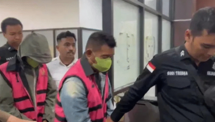 Dua tersangka korupsi bantuan pengembangbiakan sapi ketika telah mengenakan rompi pink ketika telah ditetapkan menjadi tersangka (Radar Banten/ Fahmi)
