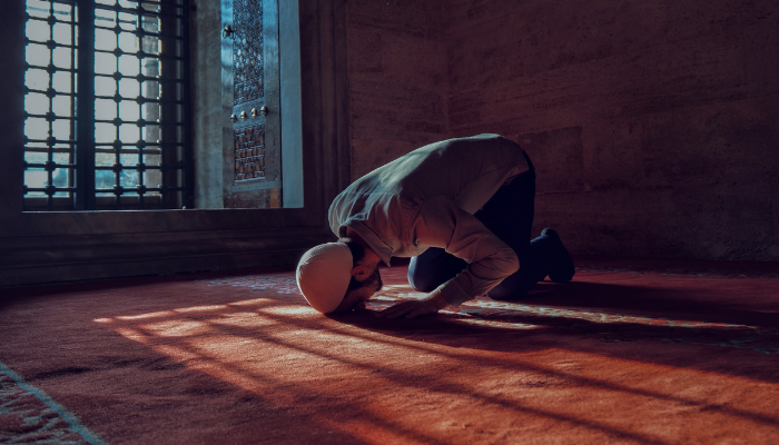 Jadwal salat. Ilustrasi seorang seorang sujud dalam salat (Studio Turkey)
