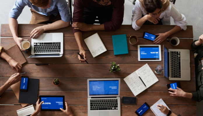 Ilustrasi para alumni tengah melakukan Magang Nasional Kemnaker (Pexels)