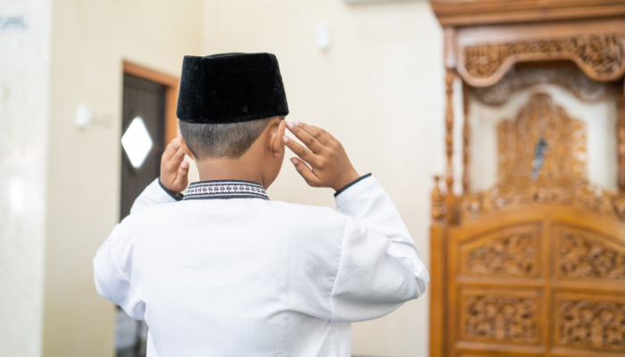 Ilustrasi seorang sedang salat seorang diri di masjid (Odua Images)