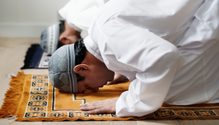 Ilustrasi seorang muslim sedang sujud dalam salat (Ezrin Nazan)