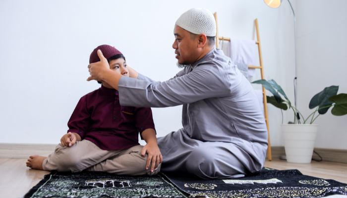Ilustrasi seorang anak yang tengah diajarkan salat oleh ayahnya (Garakta Studio)