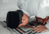 Jadwal salat harian. Ilustrasi seorang sedang sujud dalam salatnya (Odua Images)