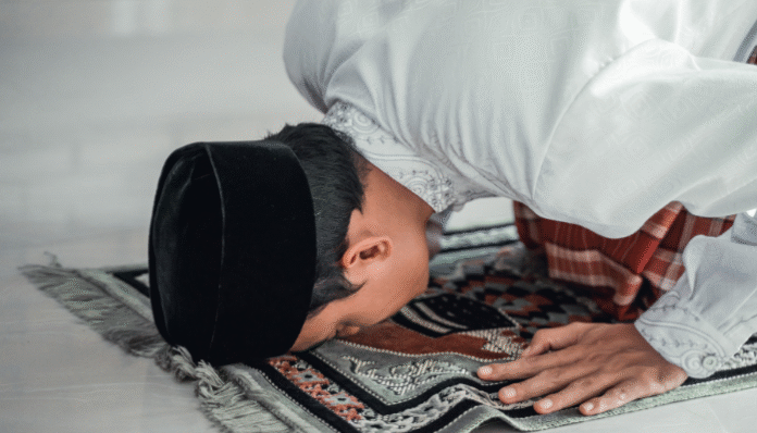 Jadwal salat harian. Ilustrasi seorang sedang sujud dalam salatnya (Odua Images)