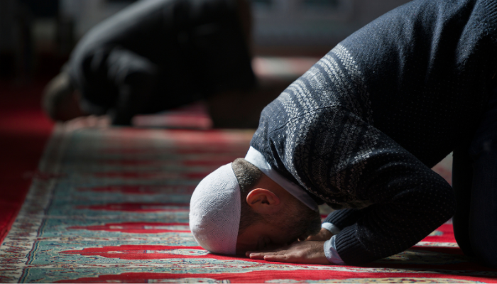 Jadwal salat. Ilustrasi orang sedang bersujud di dalam salatnya (Getty Images)