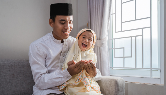 Jadwal salat. Ilustrasi seorang anak sedang belajar salat oleh ayahnya (Alamy)