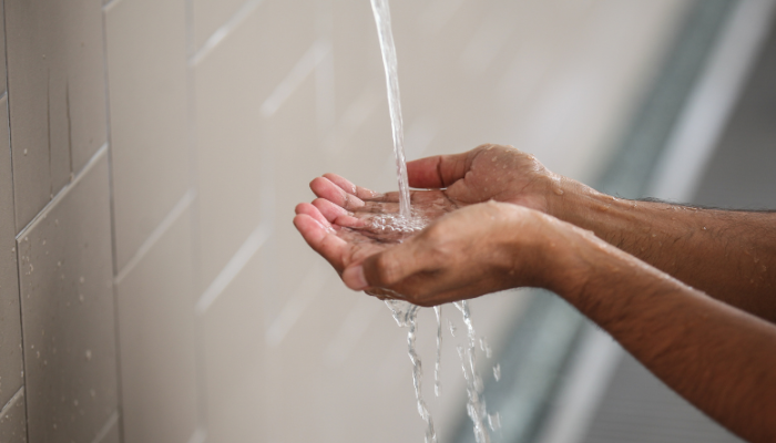Jadwal salat. Ilustrasi seorang sedang berwudu sebelum menunaikan salat (Getty Images)