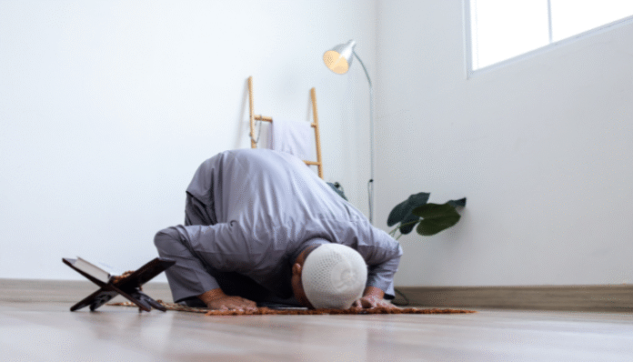 Jadwal salat. Ilustrasi seorang sedang bersujud dalam salatnya (Garakta Studio)