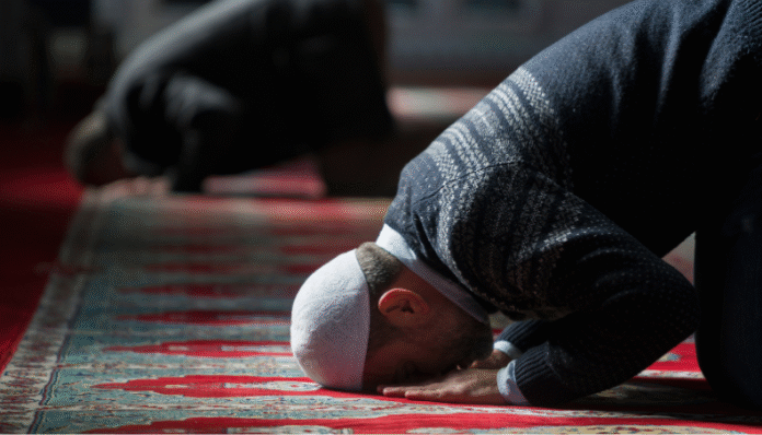 Ilustrasi seorang sedang sujud dalam salatnya (Getty Images Signatures)