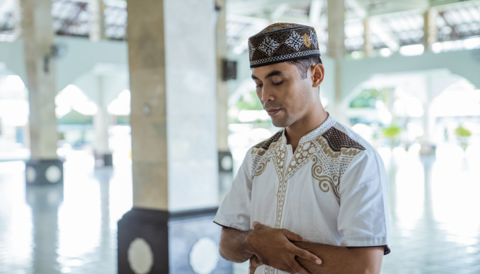 Jadwal salat. Ilustrasi seorang muslim sedang salat (Odua Images)