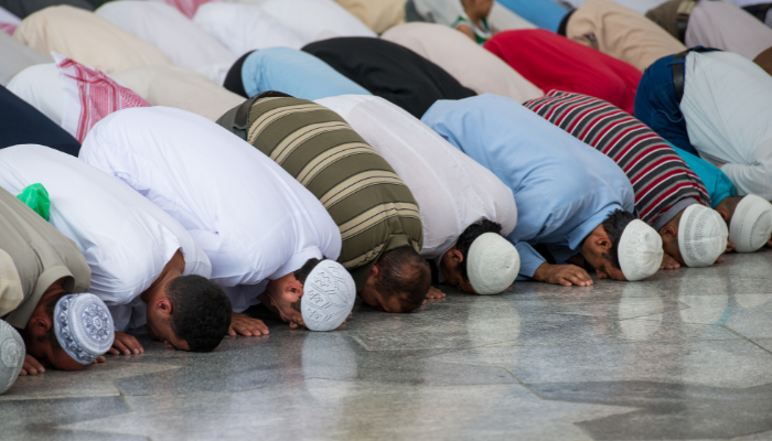 Ilustrasi para muslim sedang melakukan salat berjemaah (Zurijeta)