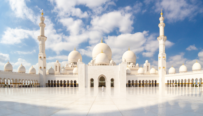 Jadwal salat. Sheikh Zayed Grand Mosque yang terletak di Abu Dhabi, Uni Emirat Arab (UEA) (Kasto)