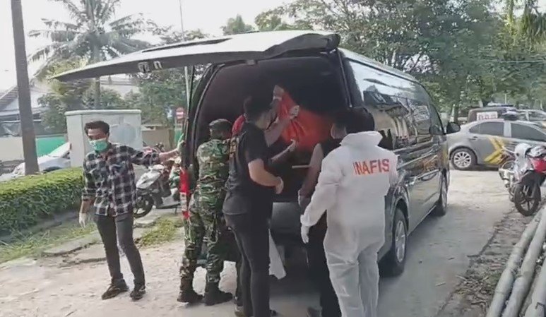 Proses evakuasi jasad di sebuah gubuk dekat area persawahan Desa Nambo Ilir, Kecamatan Kibin, Kabupaten Serang pada Kamis sore, 9 Oktober 2025 (Bantentv.com/ Imron)