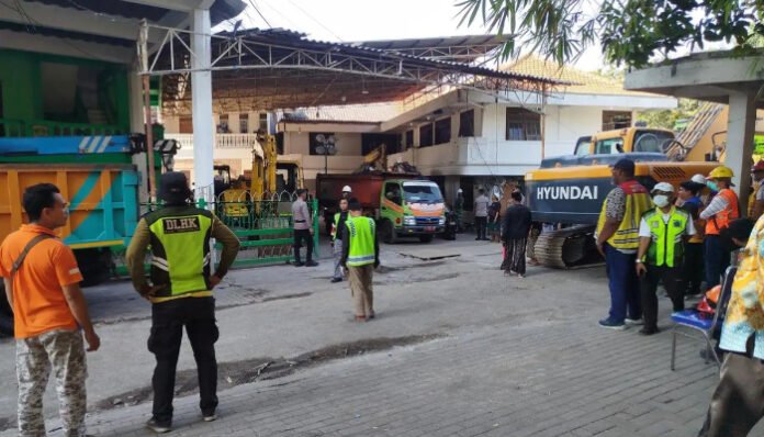 Tim gabungan bersiaga dalam operasi SAR terhadap korban peristiwa ambruknya gedung musala pondok pesantren Al Khoziny.