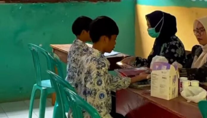 UPT Puskesmas Mandalawangi yang menggelar Pemeriksaan Kesehatan Gratis (PKG) di sejumlah sekolah pada Selasa, 14 Oktober 2025 (Bantentv.com/ Rangga)