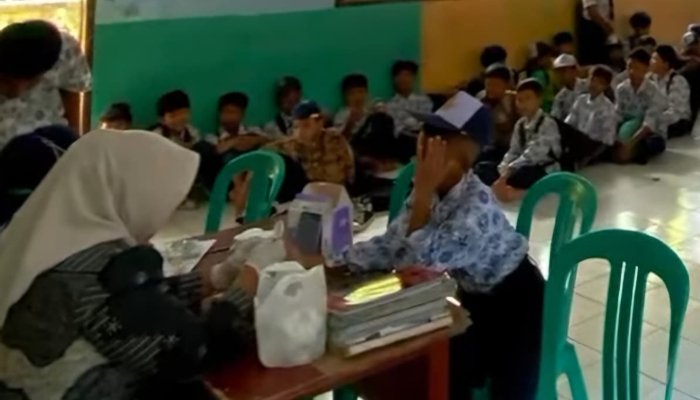 UPT Puskesmas Mandalawangi yang menggelar Pemeriksaan Kesehatan Gratis (PKG) di sejumlah sekolah pada Selasa, 14 Oktober 2025 (Bantentv.com/ Rangga)