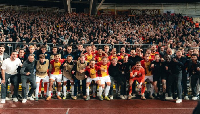Skuad Go Ahead Eagles merayakan kemenangan dramatis 2-1 atas Panathinaikos bersama ribuan suporter setia usai laga UEFA Europa League.