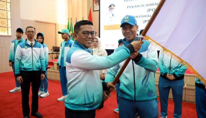 Gubernur Banten Andra Soni resmi melepas kontingen Provinsi Banten, pada Popnas XVII dan Peparpenas XI Tahun 2025.