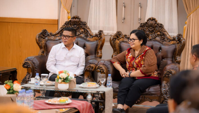 Gubernur Banten Andra Soni saat menerima kunjungan silaturahmi dari Kajati Banten, Bernadeta Maria Erna Elastiyani.