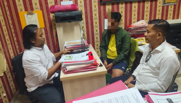 Petugas Unit Perlindungan Perempuan dan Anak (PPA) Satreskrim Polres Serang saat memeriksa terduga pelaku kasus asusila terhadap siswa SMP di salah satu sekolah di Kecamatan Kopo, Kabupaten Serang.