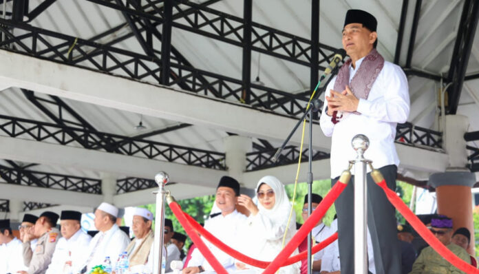 Wakil Gubernur Banten Achmad Dimyati Natakusumah menghadiri peringatan Hari Santri Nasional 2025 yang digelar di Alun-alun Kabupaten Pandeglang, Rabu, 22 Oktober 2025.