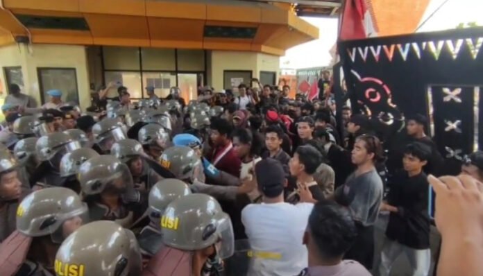 HUT ke-25 Banten Diwarnai Aksi Saling Dorong Massa dan Aparat di depan DPRD