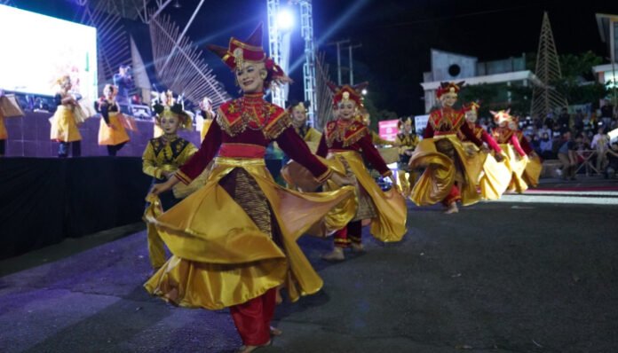 Festival budaya ikut ambil peran dalam pelestarian budaya.