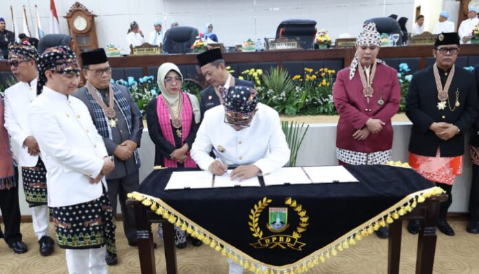 Penandatanganan MoU kepada seluruh bupati dan wali kota se-Banten, di Pripurna HUT ke-25 Provinsi Banten.