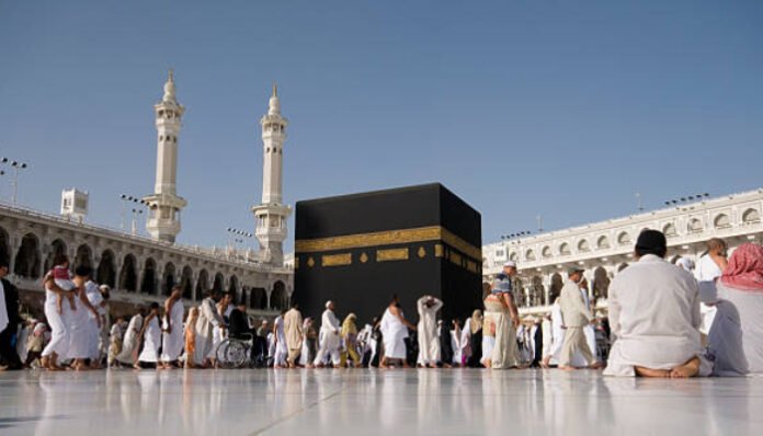 Ilustrasi Jemaah Umrah & Haji Beribadah di Masjidil Haram Mekkah (Foto/iStockphoto)