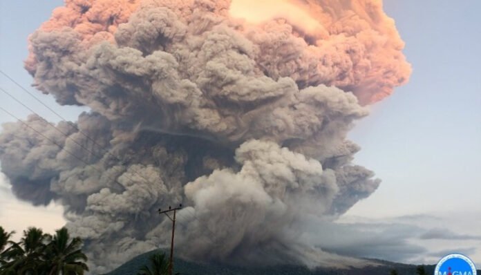 Ilustrasi erupsi gunung lewotobi dengan abu setinggi 10km (Foto : X/@zakiberkata)