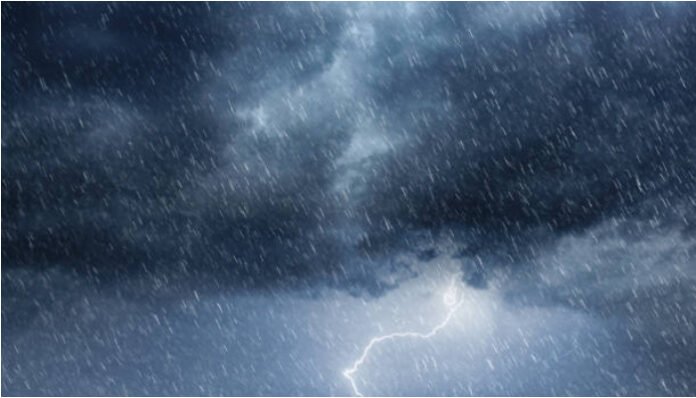 Ilustrasi mendung hingga hujan petir (Foto/iStockphoto) Ilustrasi mendung hingga hujan petir (Foto/iStockphoto)