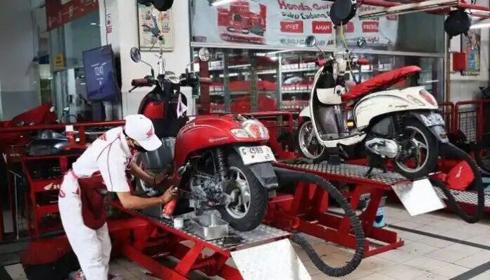 ilustrasi orang sedang servis motor (Foto : Pinterest/otorider)