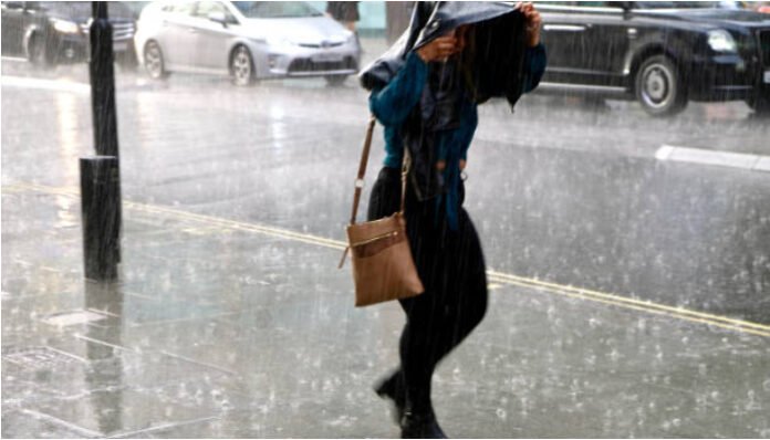 Ilustrasi seseorang yang kehujanan (Foto/iStockphoto) Ilustrasi seseorang yang kehujanan (Foto/iStockphoto)