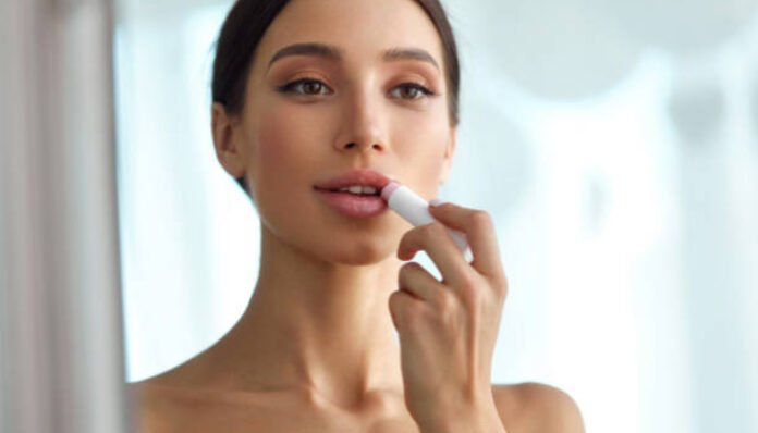 Ilustrasi wanita reapplly lip balm (Foto/iStockphoto) Ilustrasi wanita reapplly lip balm (Foto/iStockphoto)