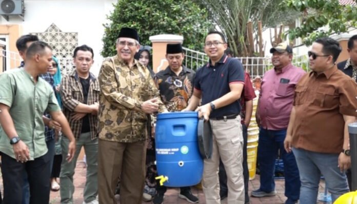 kampung resik lan aman,” ungkapnya. Sementara itu, anggota Komisi IV DPRD Kota Serang, Syahril Fausi, menilai kegiatan KRLA sangat penting untuk meningkatkan peran serta masyarakat. “Ini langkah yang bagus, saya dari DPR sangat mengapresiasi. Memang kolaborasi seperti ini perlu dilakukan, bukan hanya menjadi tugas dinas lingkungan hidup, tapi tugas bersama,” ujarnya. Dalam kegiatan tersebut, DLH Kota Serang juga menyerahkan sarana dan prasarana pengelolaan sampah bagi masyarakat. Penjurian KRLA 2025 dijadwalkan berlangsung pada bulan November, dan pihak penyelenggara berharap agar pada tahun 2026 mendatang, Pemerintah Kota Serang kembali mengadakan KRLA dengan indikator penilaian yang lebih tinggi serta partisipasi masyarakat yang lebih luas. Editor Siti Anisatusshalihah Lontar Baru jadi contoh inovatif di ajang KRLA 2025 Kota Serang (Bantentv.com)