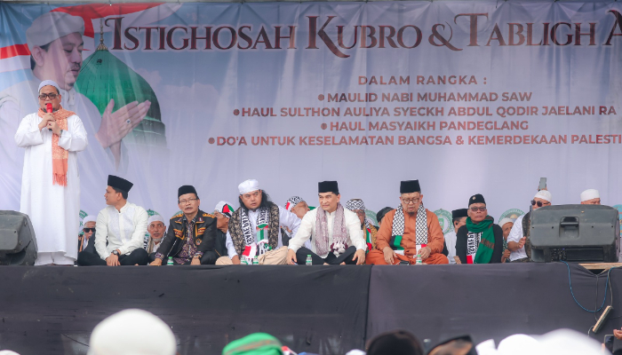 Wakil Gubernur Banten Achmad Dimyati Natakusumah menghadiri Istighosah Kubro, di alun-alun Pandeglang, Minggu, 19 Oktober 2025. (Foto: Adpimpro Banten)