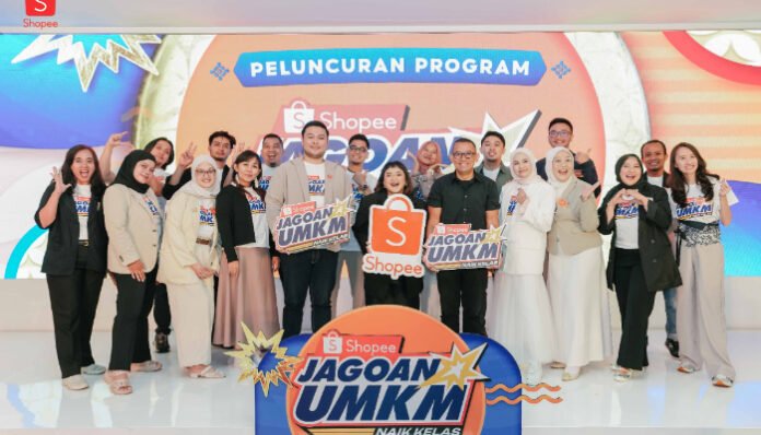 (Tengah): Head of Corporate Affairs Shopee Indonesia, Satrya Pinandita, Founder & CMO BLP Beauty, Lizzie Parra, dan Senior Director of Brand Marketing Shopee Indonesia, Jerry Gunawan meresmikan program kompetisi UMKM perdana dari Shopee bersama 20 besar finalis Jagoan UMKM.