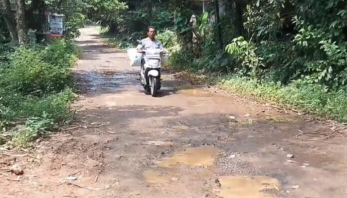 Jalan di Desa Tegalongok Pandeglang Dibiarkan Rusak