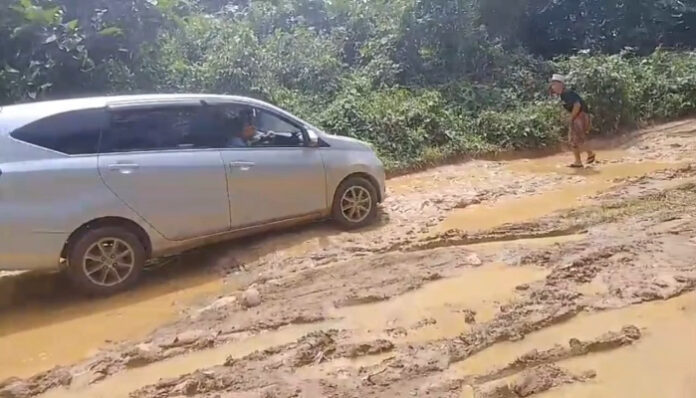 Jalan penghubung dua desa di Lebak rusak parah (Banten TV)