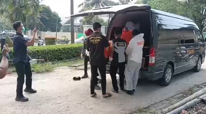 Proses evakuasi jasad pria paruh baya di Kampung Jempling, Desa Nambo Ilir, Kabupaten Serang, pada Kamis siang, 9 Oktober 2025 (Bantentv.com/ Imron)