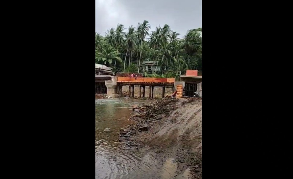 Pemkab Pandeglang memberikan klarifikasi video siswa yang menyebrangi sungai karena jembatan “tak dibangun” (Bantentv.com/ Rangga)