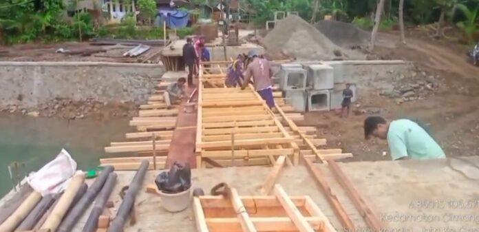 Pemkab Pandeglang memberikan klarifikasi video siswa yang menyebrangi sungai karena jembatan “tak dibangun” (Bantentv.com/ Rangga)