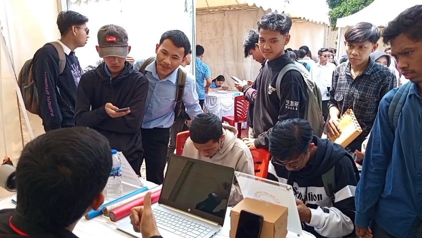 Ratusan pencari kerja saat menghadiri Job Fair Pandeglang 2025 pada Selasa, 7 Oktober 2025 (Bantentv.com/ Rangga)