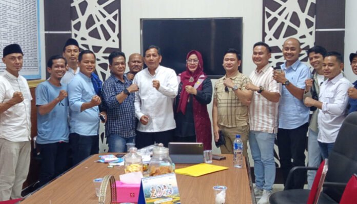 Perwakilan Karang Taruna Provinsi Banten usai menghadiri pertemuan dengan Asda II Bidang Ekonomi dan Pembangunan Setda Pandeglang, Nuriah, di Gedung Sekretariat Daerah Pandeglang, Jumat, 17 Oktober 2025.