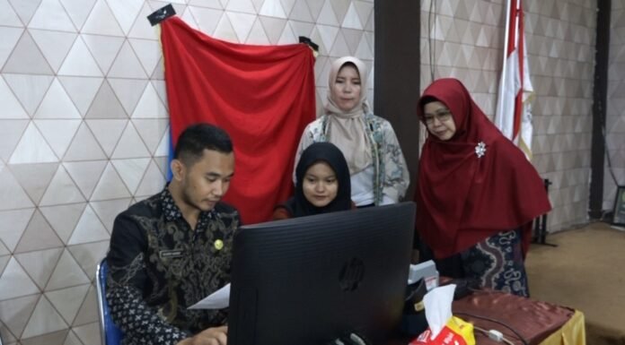 Disdukcapil Kota Serang melalui Bidang Yandafduk menggelar layanan perekaman e-KTP bagi pelajar usia pemula di SMK Negeri 1 Kota Serang, Kamis, 2 Oktober 2025 (Bantentv.com/ Jaya)