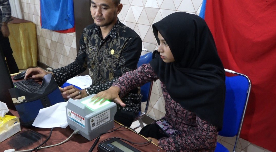 Disdukcapil Kota Serang melalui Bidang Yandafduk menggelar layanan perekaman e-KTP bagi pelajar usia pemula di SMK Negeri 1 Kota Serang, Kamis, 2 Oktober 2025 (Bantentv.com/ Jaya)