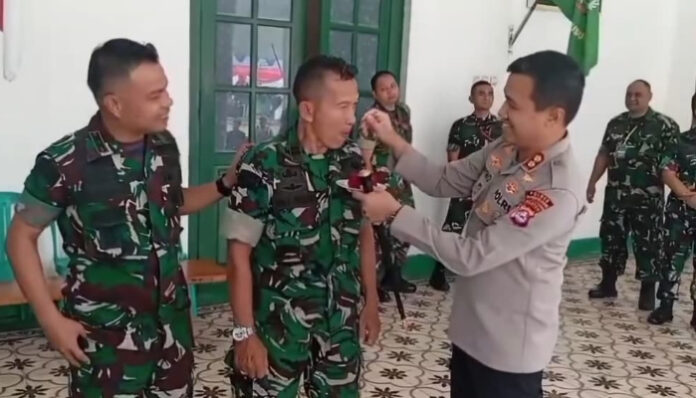 Kepolisian Resor (Polres) Pandeglang memberikan kejutan istimewa kepada Tentara Nasional Indonesia (TNI) di hari jadinya yang ke-80.