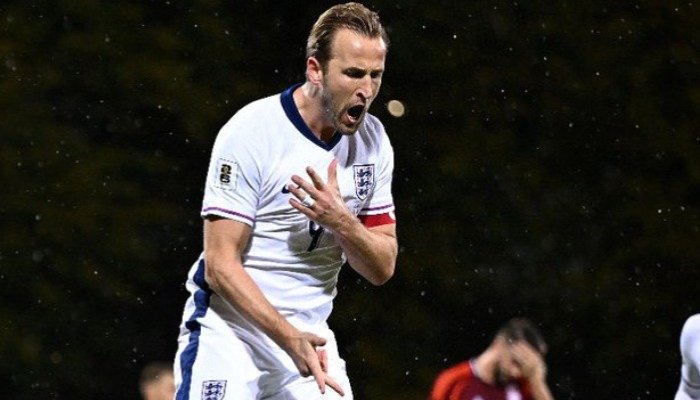 Kapten timnas Inggris, Harry Kane, merayakan golnya ke gawang Latvia pada laga Kualifikasi Piala Dunia 2026, Rabu (15_10_2025) dini hari WIB. Kane mencetak dua gol dalam kemenangan 5-0 tersebut. (Foto : X/@England)